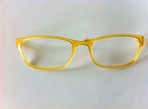 眼镜框什么颜色好看 不同肤色的搭配方法