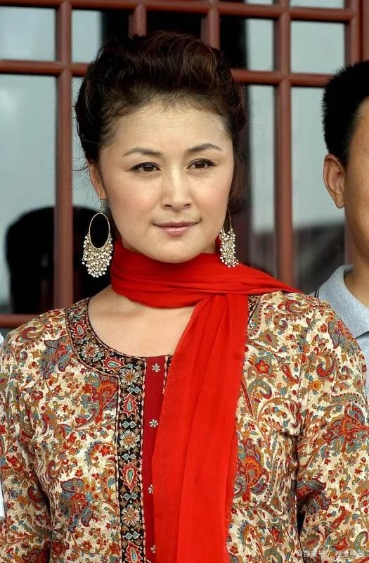 于月仙年轻时颜值惊艳，五官精致，与谢大脚判若两人，她为何要扮丑？