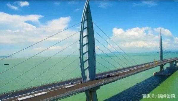 港珠澳大桥那么坚固，如果不小心被10万吨航母撞到，大桥会怎样？