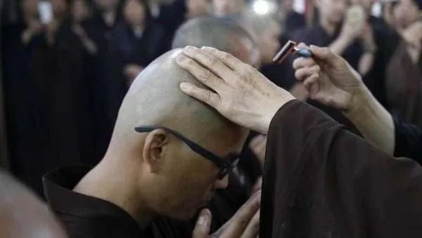 中国首个“剃度出家”的富豪老总，隐居深山11年，家人拒绝相认，为何？