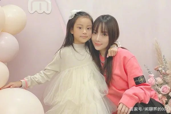 李小璐爆照秀身材,墙根却P变形,腿形与未修图对比差距大,你怎么看?