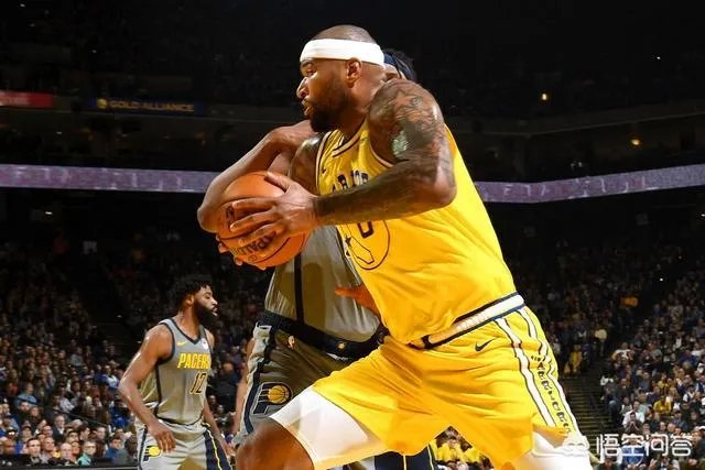库里在和步行者比赛中膝盖流血，勇士却没有立马换下，裁判也未强制干预，这是为什么？