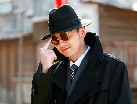 杨颖给雷佳音颁奖时，雷佳音为什么一脸懵？