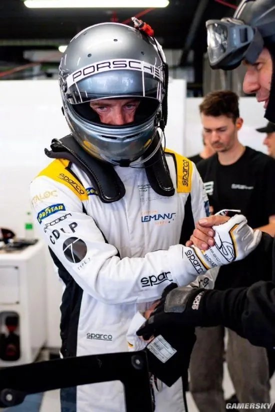 “法鲨”迈克尔·法斯宾德现身欧洲勒芒系列赛 身穿赛车服帅气依旧