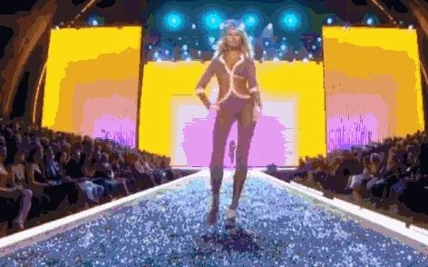 #维密大秀#奚梦瑶走秀不小心摔倒了？好心疼！维密秀上还出现过哪些意外？