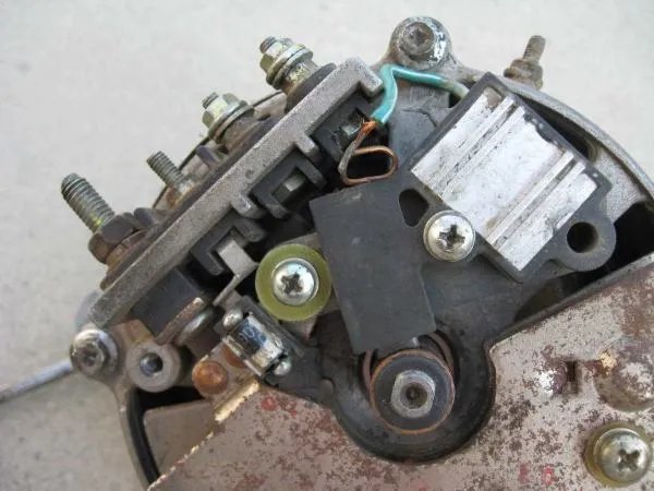 汽车发电机调节器起的是什么作用？