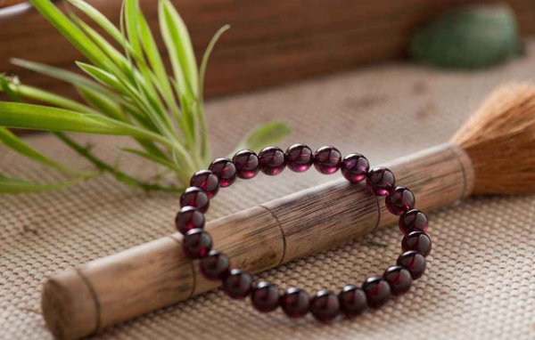 石榴石戴哪只手比较好？有什么说法么？