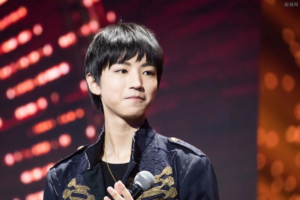 tf家族王源王俊凯吻照 揭秘两人神秘美丽小女友