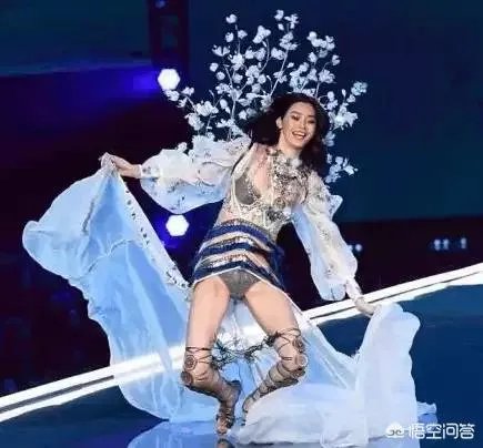 主持节目时高跟鞋掉了怎么办？