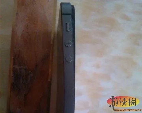 iPhone5S边框没出现掉漆　但iPhone5S被压弯了