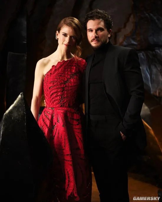 《权力的游戏》最终季首映礼演员齐聚 雪诺夫妇秀恩爱