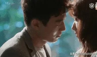 看电视剧时，有没有遇到跟家人一起看到吻戏的尴尬画面？怎么处理较好？