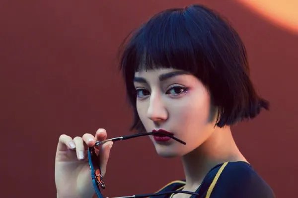《与君初相识》迪丽热巴的短发造型太雷人,五官明艳的她真的不能留短发吗?