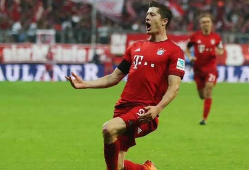 德甲比赛中莱万上演完美帽子戏法，如何评价他的球技？