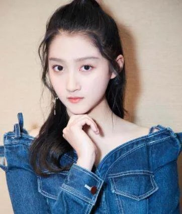 关晓彤鹿晗深夜激吻被拍,关晓彤对此作何回应?