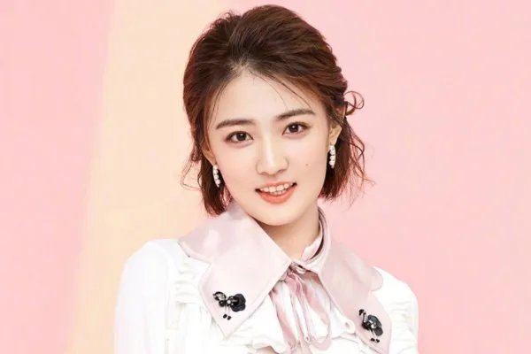 26岁徐璐学游泳被呛，水中素颜曝光，网友表示确定26岁？