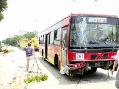 司机猝死公交撞树 生前及时踩了刹车,无人伤亡