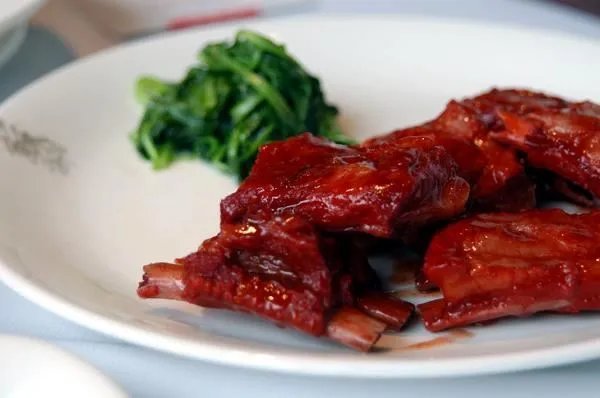 男子团购五斤排骨,煮熟后表面呈鸡皮状!这究竟是排骨还是鸡肉?如何辨别