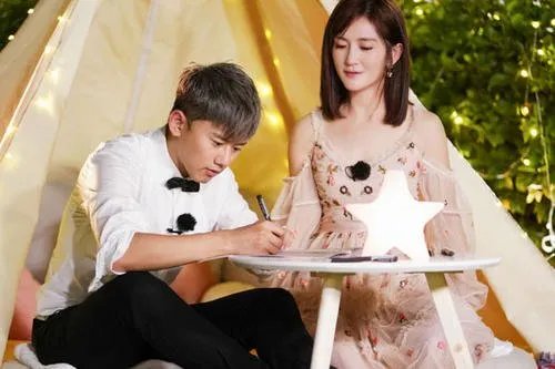 谢娜生了双胞胎后气质更好了，当妈后就可以不顾自己的形象了吗？