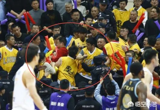 季后赛广厦无缘四强，比赛中球迷突然爆发冲突，打架者被带离球场，当时发生了什么？