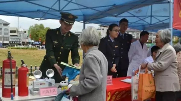 驴友爬山受伤，消防员翻越5个山头历经8小时营救，如何评价消防员们？