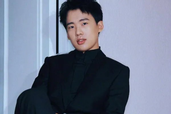 为什么郭麒麟现在登上了这么多的综艺，背后到底有谁在为其撑腰？