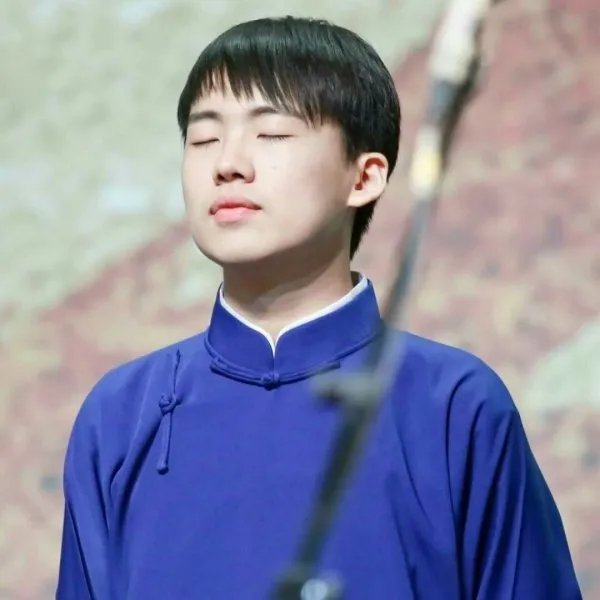 为什么郭麒麟现在登上了这么多的综艺，背后到底有谁在为其撑腰？