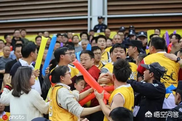 季后赛广厦无缘四强，比赛中球迷突然爆发冲突，打架者被带离球场，当时发生了什么？