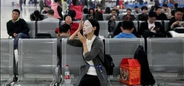 当年那个找工作被拐卖的17岁女孩，将计就计把人贩子卖掉，她后来怎样？