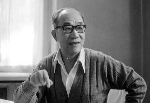 侯宝林，侯耀文两父子的坟墓有什么样的差别？