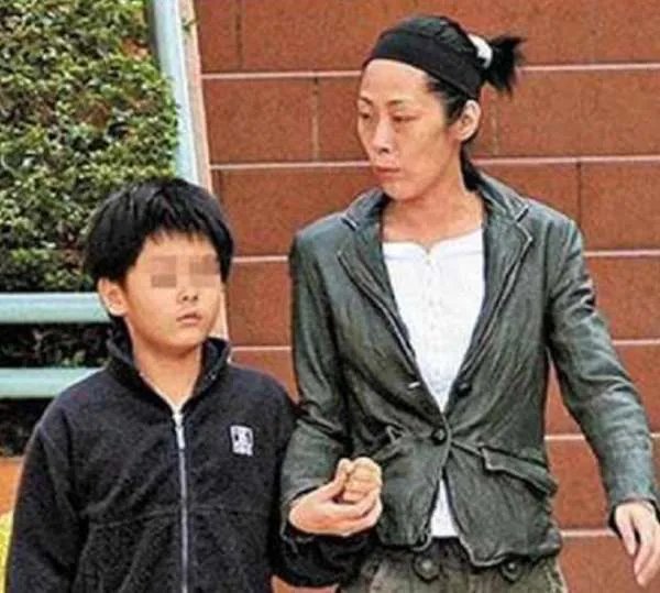 还记得港星关淑怡吗？当初跟和尚生下儿子，隐藏12年孩子后来怎么样？