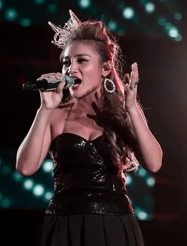 张惠妹四个和声是谁？