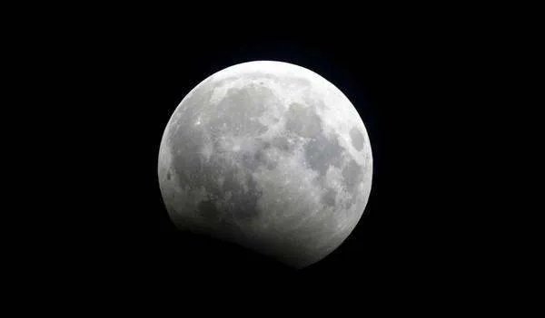 月球到底能不能自转？为什么人类只能看到月球的一面？