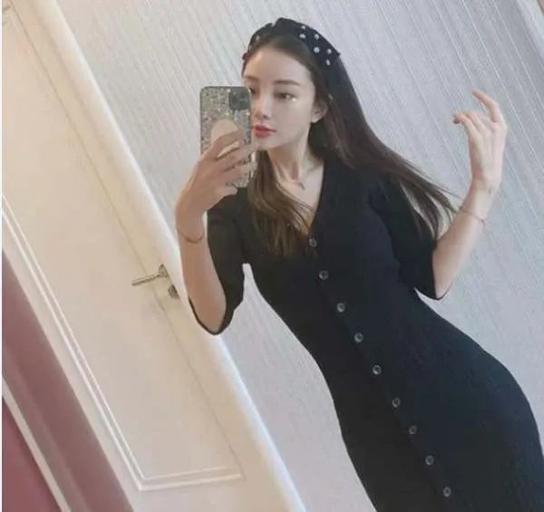 李小璐爆照秀身材,墙根却P变形,腿形与未修图对比差距大,你怎么看?