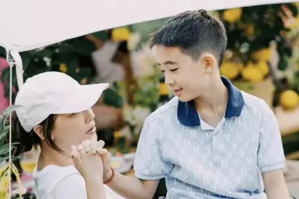 应采儿晒出和两个儿子的合影，Jasper与妈妈十指紧扣，家庭氛围如何？