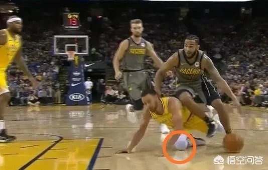 库里在和步行者比赛中膝盖流血，勇士却没有立马换下，裁判也未强制干预，这是为什么？