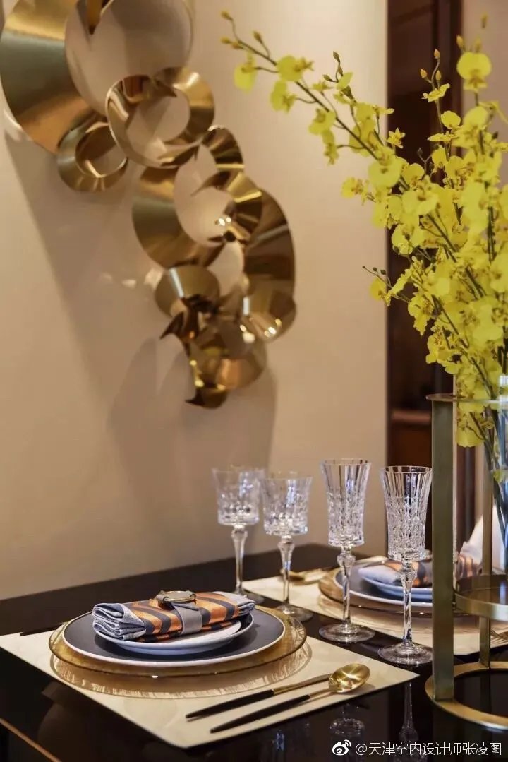 轻奢视觉空间系列2，中性色调的硬装搭配大量的金色配饰，通过蓝...