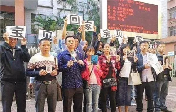 当年那个找工作被拐卖的17岁女孩，将计就计把人贩子卖掉，她后来怎样？