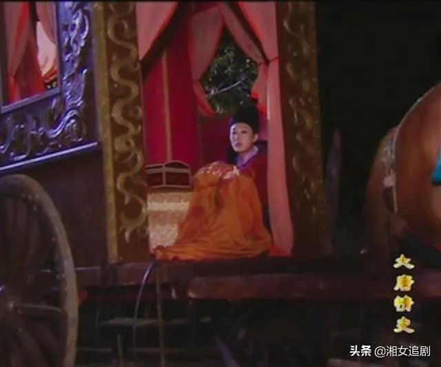 看电视剧时，有没有遇到跟家人一起看到吻戏的尴尬画面？怎么处理较好？