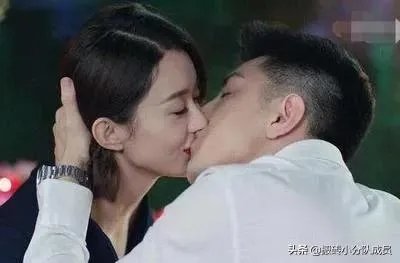 看电视剧时，有没有遇到跟家人一起看到吻戏的尴尬画面？怎么处理较好？