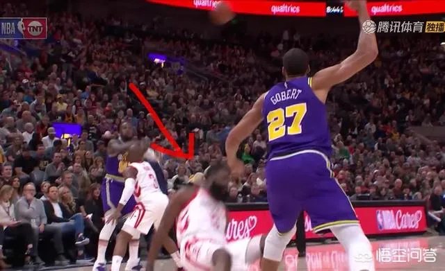 戈贝尔推倒哈登被吹犯规，打翻技术台的物品，遭裁判驱逐出场，哈登这球假摔了吗？