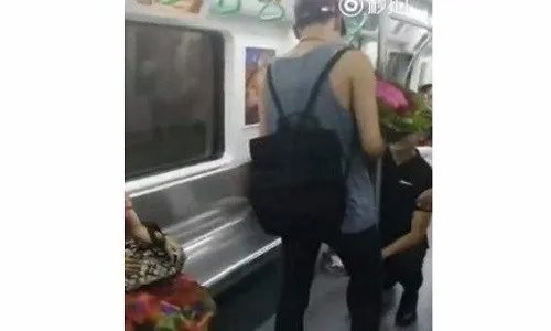 成都地铁基友求婚为何被路人阿姨扇耳光？