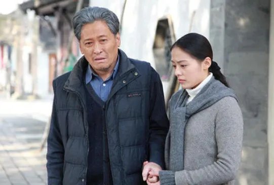 我被员工爱上了，我已经快50了且有家室，她才20岁出头，我该怎么办？