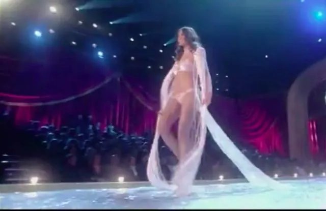 #维密大秀#奚梦瑶走秀不小心摔倒了？好心疼！维密秀上还出现过哪些意外？