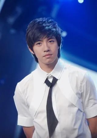 我怎么感觉这个男的长的像一起来看流星雨的俞灏明啊，为什么你们说不像啊