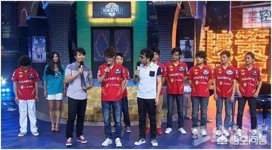 RNG仅有三人录制天天向上，蔡徐坤粉丝发放RNG宣传资料，你怎么看？