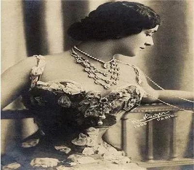 “楚王好细腰，宫中多饿死”指的是什么历史典故？