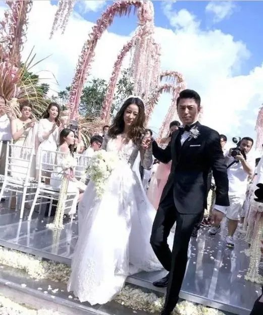 林心如婚纱被网友说丑，是她眼光差还是刻意低调？