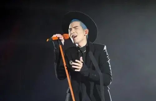 萧敬腾不怕雨神人设崩塌，他当初是如何得到这一称呼的？