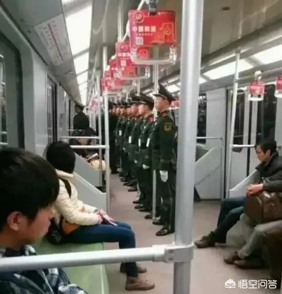 军人坐火车被埋怨不让座,网友怒怼乘客:别给群众丢人,这件事情你怎么看?
